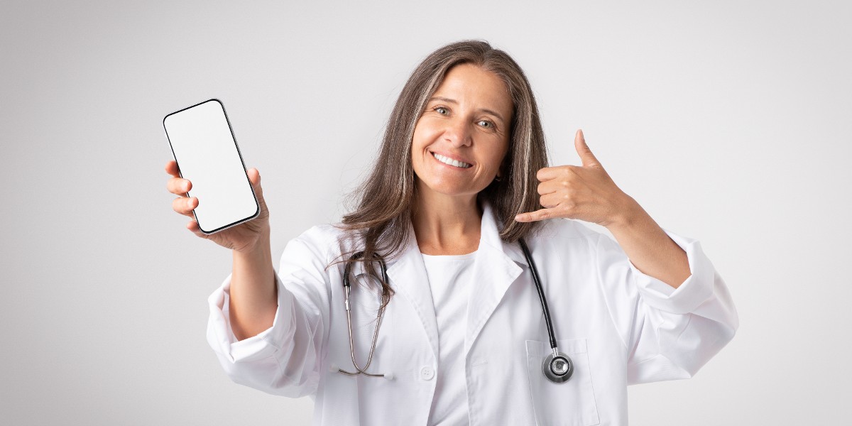platforma consultatii online, femei doctor care tine in mana un telefon si face gestul de a suna | telemedica