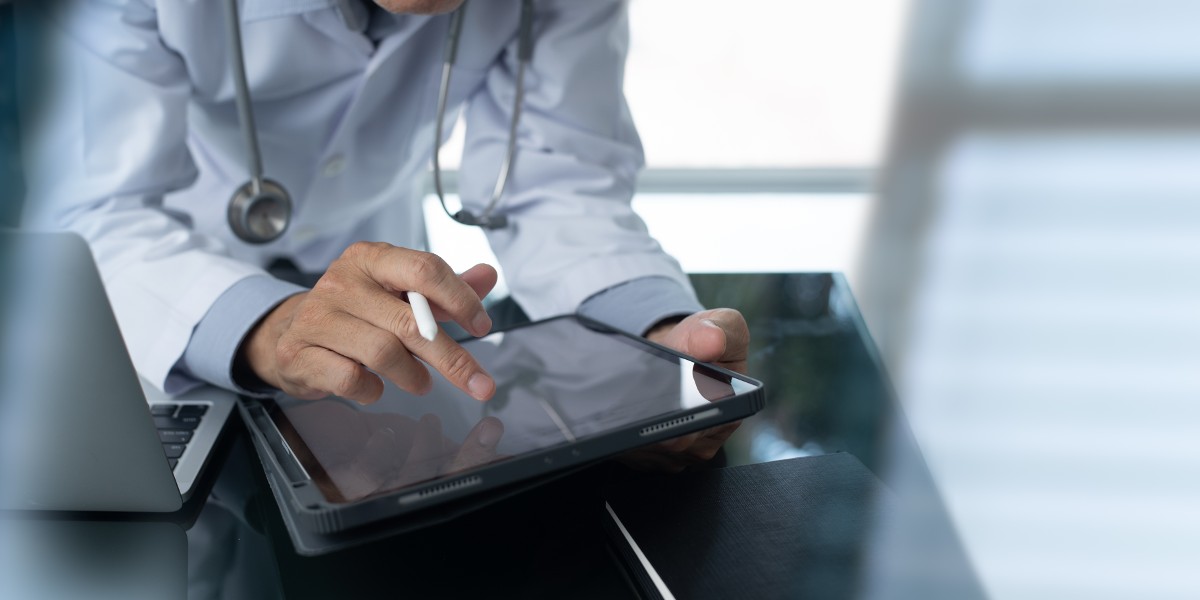 retete online, doctor cu laptop si tableta care trimita o reteta electronica la un pacient | telemedica